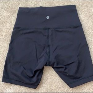 ONLY WORN ONCE LULULEMON WUNDER TRAIN 6” BIKERS